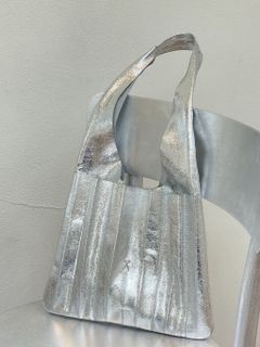 our やわらかフィットショルダーバッグ　シルバー ラッキープリーツショルダーバッグシルバー