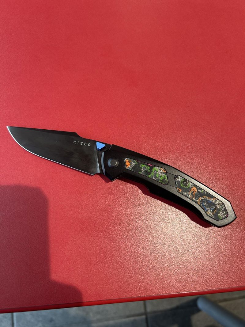 Feweed | S45VN | Titanium（Camo Carbon 80s）| Ki3694A3 – Kizer