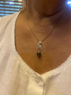 Seahorse Tahitian Black Pearl Pendant in Gold with Diamonds
